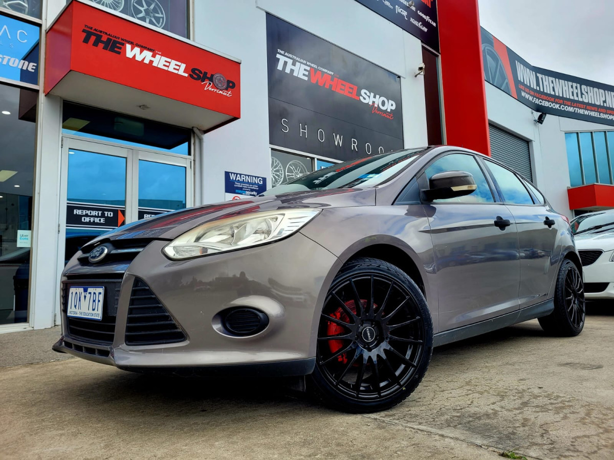 FORD FOCUS WITH ROMAC WHEELS |  | FORD 