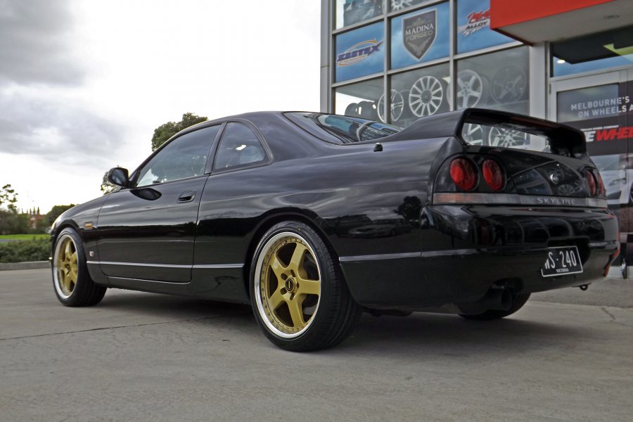 NISSAN SKYLINE WITH 18 INCH SIMMONS FR1 WHEELS |  | NISSAN