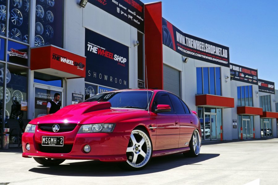 HOLDEN COMMODORE WITH 20 INCH SIMMONS FR1 WHEELS  |  | 