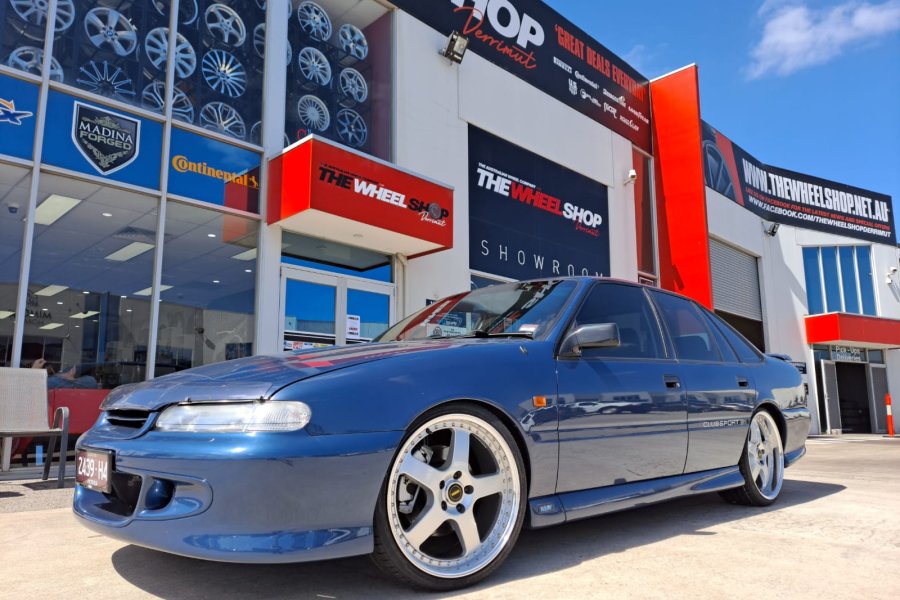 HSV WITH SIMMONS FR1 WHEELS  |  | HOLDEN