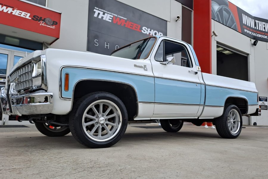 CHEVORLET SILVERADO WITH AMERICAN RACING WHEELS  |  | CHEVORLET